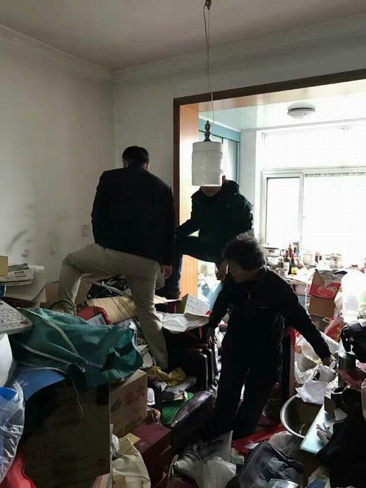 雙赢志願者雷鋒日助“拾荒主席”...